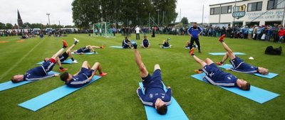 Unter der Anleitung von Physiotherapeut Olaf Renn gehörten Dehnübungen zum Programm beim öffentlichen Auftakttraining, das über 1000 Fans verfolgten.