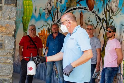 Graffiti-Schutz: Bernd Tank (vorn) führte an verschieden Materialien wie Beton, Metall, Putz und Naturstein im Stadtgebiet vor, wie nachhaltiger Graffitischutz funktionieren kann. Lediglich ein Wasserstrahl ist dann noch notwendig, um beschmierte Wände abzuwaschen, die im Vorfeld mit der Schutzschicht ausgestattet wurden. Frank Zabel (hinten links) und Mitarbeiter des städtischen Bauhofes informierten sich über die Methode. 