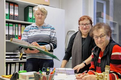 Von links: Rosemarie Wendler kümmert sich im Frauenzentrum Hohenstein-Ernstthal um die Finanzen. Gabriela Panten ist für den Warenkorb zuständig. Heidemarie Berndt ist Leiterin des Frauenzentrums und Vorsitzende des dfb (Deutscher Frauenbund) Westsachsen.