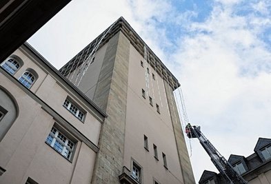 Das Lichtnetz ist nach acht Monaten verschlissen, Wind und Wetter haben Spuren hinterlassen. 