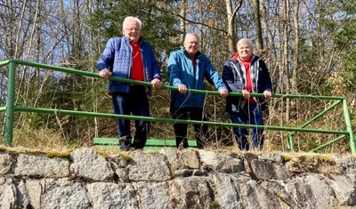 Christian Heydel, Jürgen Wendler und Jürgen Marin stehen auf dem ehemaligen Schanzentisch der Heidelsbergschanze in Aue. 