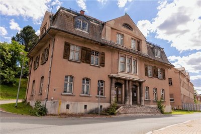 Die alte Villa in der Poppengrüner Straße 1 in Bergen war Sitz eines Textilfabrikanten. Am Wochenende können Interessenten Kunst-Installationen im Inneren besichtigen. 