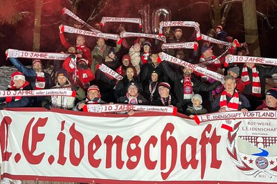 Bei Wind und Wetter und bei nahezu jedem Spiel der Bayern unterstützen Mitglieder des Fanclubs ihre Elf - manchmal ist das Banner auch im TV zu sehen.