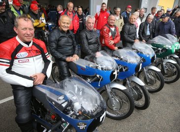 Rainer Pommer (l.) und die alte Garde der ehemaligen MZ-Fahrer mit Siegfried Merkel, Günther Hilbig, Hans-Joachim Schnürer, Wolfgang Trabitzsch und Wolfgang Rösch (von links).