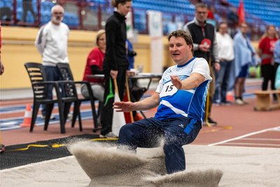 Bei dem 2. Special-Olympics-Hallenmeeting des Teams Sachsen ging es auf faire Weise teils so zur Sache, dass es den Sand aufwirbelte. Hier in Aktion: Rico Heilmann.