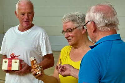 Auch einige Geschenke gab es für Martina Gaede. Sie leitet seit 25 Jahren die Herzsportgruppe Stollberg.