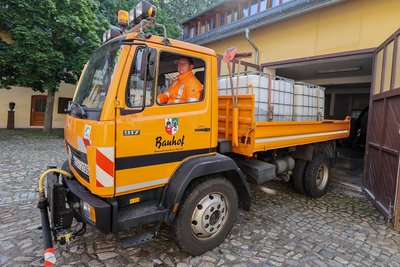Bauhofleiter Michael Cyris am Steuer des alten Unimog.