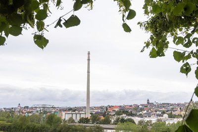 Der Schornstein des Heizkraftwerkes in Plauen an der Hammerstraße ist gut 170 Meter hoch. Die Anlage ist Herzstück der Fernwärmeversorgung.