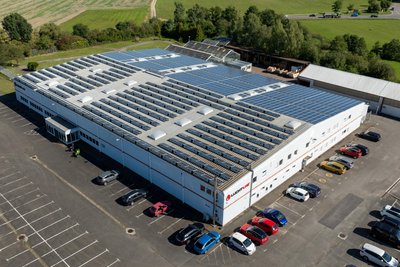 Bis zu 2000 Kilowattstunden pro Tag können die Solarmodule auf dem Firmendach des Elektroheizungsherstellers Lucht LHZ in Burgstädt produzieren.