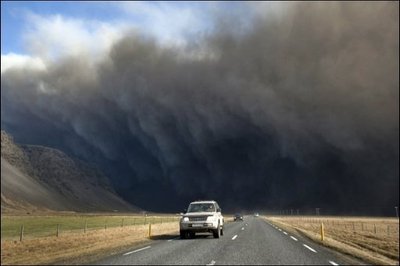 Der Eyjafjöll-Vulkan in Island weiterhin Asche in die Luft bläst und sich die Luftströmungen nach einer Einschätzung des Deutschen Wetterdienstes vorerst kaum ändern dürften, ist ein Ende der Flugverbote nicht absehbar.