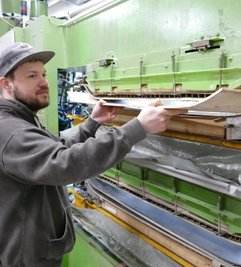 In der Presse bringt Christian Kaden ein Snowboard in Form. 