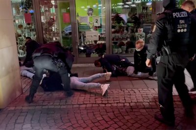 Ein Polizeieinsatz vor der Stadtgalerie. Das Foto ist anderthalb Jahre alt, solche Situationen gab es mehrfach.