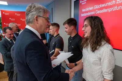 Gratulation für top Leistungen in der Ausbildung. Kreishandwerksmeister Mario Kahl im Gespräch mit Elektroniker Tim-Linus Lederer.