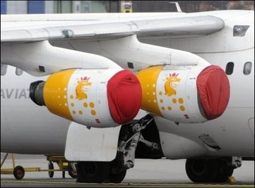 Bei Fluggesellschaften wächst der Unmut, dass der Luftraum nur aufgrund von Mutmaßungen zur Belastung mit Aschestaub geschlossen bleibt. An zehn von München nach Frankfurt überführten Flugzeugen wurden keinerlei Schäden durch Aschestaub gefunden. Das Foto zeigt ein Flugzeug auf dem Stockholmer Flughafen, dessen Triebwerke mit Schutzhüllen bedeckt wurden.