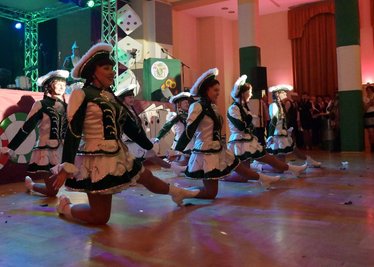 Im Bild die Funkengarde bei ihrem Auftritt.
