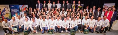 Was für ein grandioses Finale der Sportgala: Bei der Auszeichnung der erstplatzierten Mannschaften wurde es auf der Bühne der Plauener Festhalle am Samstagabend so eng wie noch nie. Es siegten die direkt von ihrem Play-off-Spiel in Würzburg angereisten Plauener Wasserballer (vorn) vor den Oberlosaer Volleyballerinnen (2. Reihe) sowie den gemeinsam auf Platz 3 gewählten Cheerleaderinnen aus Auerbach (3. Reihe) und den Oelsnitzer Volleyballern (4. Reihe).