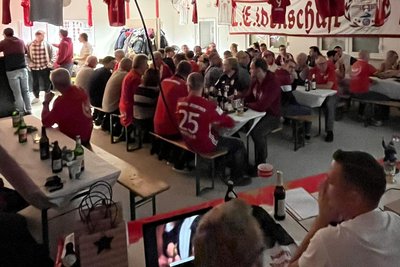 Das Vereinsheim „Mex“ am Lengenfelder Park ist für den Fanclub so etwas wie die Säbener Straße für den FC Bayern. In der Stammkneipe ist der rot-weiße Fußball Gesprächsthema Nummer eins, da werden auch die Schlachtpläne für Fantreffen und Spielbesuche entworfen. Dort wird aber auch entschieden, welche sozialen Projekte mit Geldspenden unterstützt werden.