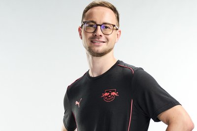 Manuel Hering hat die Wintersportausrüstung gegen die des Fußballclubs RB Leipzig ausgetauscht.