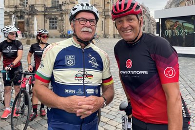 Letzte Beratung vor dem Start: Hartmut Kern (l.) und Olaf Ludwig trafen sich bereits am vergangenen Wochenende beim Velorace in Dresden.