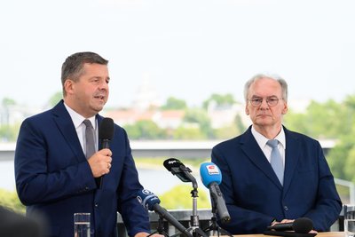 Sachsen-Anhalts Wirtschafts- und Landwirtschaftsminister und CDU-Landesvorsitzender Sven Schulze (links) am Donnerstag bei der Ankündigung seiner Spitzenkandidatur zur Landtagswahl 2026 neben Ministerpräsident Reiner Haseloff (CDU).