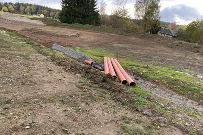 Der Baustopp betrifft auch diese Arbeiten - die offenbar zum Herstellen von Meliorations-Anlagen gedacht waren.