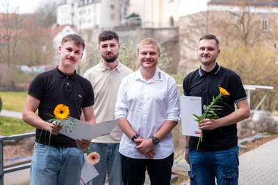 Chris Kummer (2. v. rechts) von der gleichnamigen Elektrofirma aus Reichenbach war in Plauen mit gleich drei Gesellen vertreten: Henrik Fischer, Erik Liebold und Neo Michael Augsten (von links).