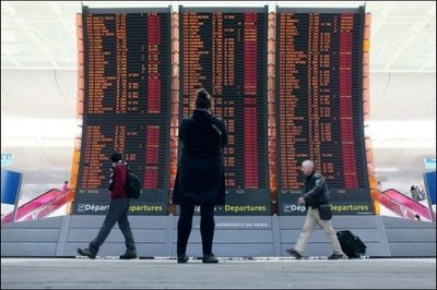 Wegen der Aschewolke aus einem Vulkan in Island ruht der Flugverkehr in weiten Teilen Europas - so auch am Pariser Flughafen Roissy.