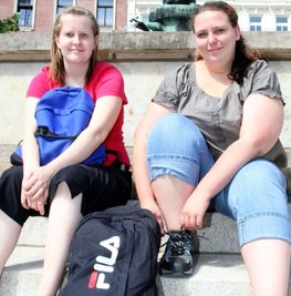 Sandra Hummel und Franziska Mildner aus Crimmitschau vor dem Start ihrer Wanderung. 