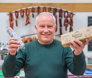 Bernd Schmitt, Vorstandsvorsitzender der Agrargenossenschaft Lößnitz/Stollberg mit der prämiierten Wiesensalami, deren Herstellung als ressourcenschonend und umweltfreundlich gilt. 