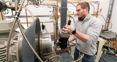 Tobias Grünewald ist für die sechs Prüfstände von CCM verantwortlich, auf denen Kompressoren getestet werden. 