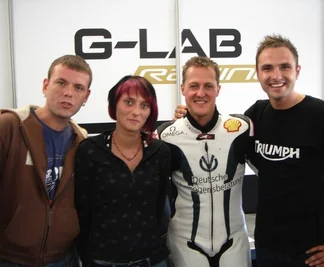 
              <p class="artikelinhalt">Mit dem Schumacher-Besuch beim G-Lab-Racing-Team hat Arne Tode (rechts) auch seine Glauchauer Freunde Claudia Lippert und Michael Müller (links) überrascht. "Die beiden sind große Schumi-Fans, da dachte ich mir, ich lade sie nach Oschersleben zum Testen ein, um ihrem Idol ganz nahe zu sein", so Tode.</p>
            