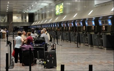Die Aschewolke aus Island hat Auswirkungen auf den weltweiten Flugverkehr. Das Foto zeigt wartende Fluggäste auf dem Flughafen im südafrikanischen Johannesburg.