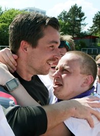 Martin Männel (links) konnte sich in Köln vor Glückwünschen der Fans kaum retten.