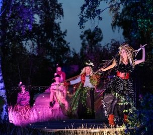 Eine Szene aus dem "Sommernachtstraum" auf dem Gelände der "Alten Elisabeth". 