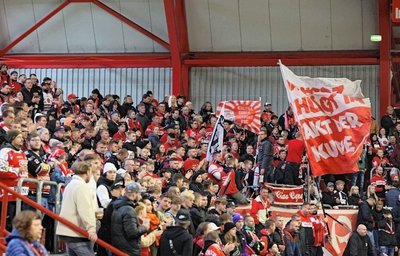 Rettungskräfte und Feuerwehrleute dürfen sich am 5. Februar mit Freikarten unter die Fans im Sahnpark mischen. 