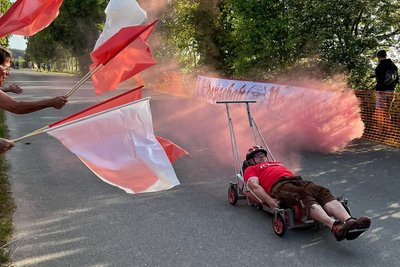 Rot-weiße Leidenschaft auch bei der Handwagen-Gaudi in Plohn. In der Kategorie Eigenbauten ist der Fanclub Seriensieger - die letzten fünf Titel gingen an die Bayern-Fans.