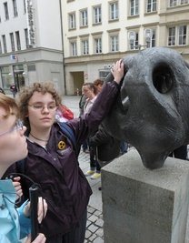 
              <p class="artikelinhalt">Sarah Robel (links) und Nicole Christ tasten die Skulptur in der Inneren Klosterstraße ab.  </p>
            