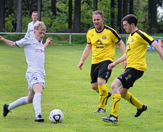 Kevin Hampf (Mitte) ist immer da, wenn es personaltechnisch beim VfB Auerbach II eng wird. Der Ex-Bundesligaspieler bestritt hier gegen Schneeberg sein erstes Saisonspiel in der Fußball-Landesklasse. 