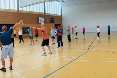 Moderate Übungen, die jeden fordern, aber auch keinen überlasten, sind der Schlüssel für einen guten Herzsport.