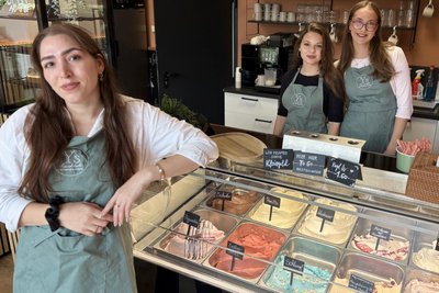 Inhaberin Vivien Hofmann sowie Emika Grinberger und Juline Meyer (v. l.) vom Eiscafé Ys in Bad Schlema.