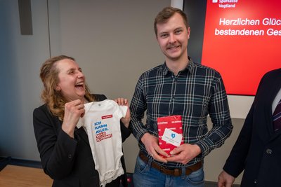 Doppelter Grund zur Freude. Manuela Mehringer-Pöhlmann von der Kreishandwerkerschaft mit Thomas Neef – der zu den Besten des Jahrgangs gehört und kürzlich Vater wurde.