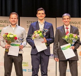 Drei Strahlemänner: Flossenschwimmer Robert Golenia (Mitte) wurde vorm deutschen Rallyemeister Philip Geipel (links/beide Plauen) und Ausdauer-Ass Thomas Ungethüm aus Klingenthal (rechts) zum Sportler des Jahres gekürt.