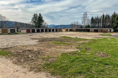 Durch den Abriss von Garagen entstand diese Freifläche an der Muldenhammerstraße. Diese hält die Stadt in Reserve für ein kleines Heizkraftwerk.