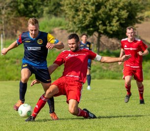 Schon in der vergangenen Saison gehörten der SSV Königshain-Wiederau, hier mit Sebastian Werner gegen Oliver Peters (l.), und der SV Fortschritt Lunzenau zu den Spitzenteams der Mittelsachsenklasse. Am Sonntag steht für beide das erste Aufeinandertreffen in dieser Spielzeit an. 
