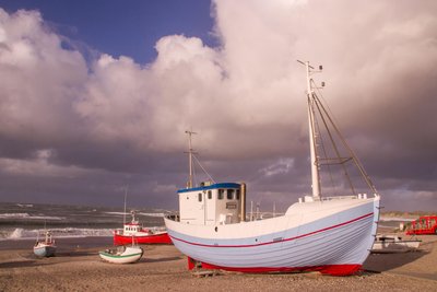 Die hellblauen Boote am Strand sind ein Wahrzeichen von Nørre Vorupør.