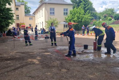 „Wasser marsch!“ an der Kübelspritze. Mehrere Stationen mussten absolviert werden.
