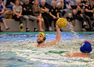 Max Wüstner (am Ball) und seine Teamkollegen vom SV Zwickau 04 stehen in der 2. Runde des Ostdeutschen Wasserballpokals. 