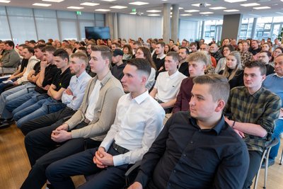 Hinter den 56 Gesellen stehen viele vogtländische Handwerksbetriebe und Familien – die bei der Freisprechung in Plauen zahlreich vertreten waren.