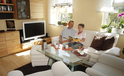 
              <p class="artikelinhalt">Heidemarie und Dieter Weiß haben im Seniorenzentrum auf dem Brünlasberg eine schicke Wohnung. Sollte es einmal nötig werden, können sie hier die Vorzüge des betreuten Wohnens in Anspruch nehmen. </p>
            