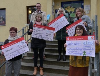 Die Schneeberger Kindertagesstätten und Bürgermeister Ingo Seifert spendeten für die Kita "Zauberkiste" in Stolberg. Die Leiterinnen freuten sich über die hohen Spendenbeträge. 